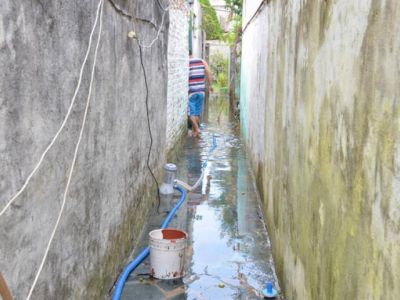 Desborde de cloacas afect� a tres casas