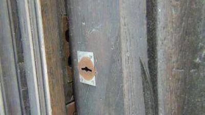 Casa de la Cultura: Vulneraron una puerta que estaba atada con un alambre