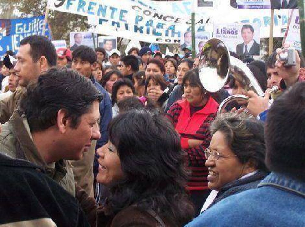 Llanos acompa�� a los candidatos a concejales en una caminata por Alto Comedero 