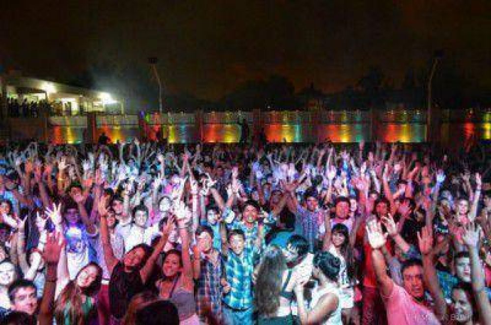 Miles de baraderenses recibieron el 2014 en Regatas