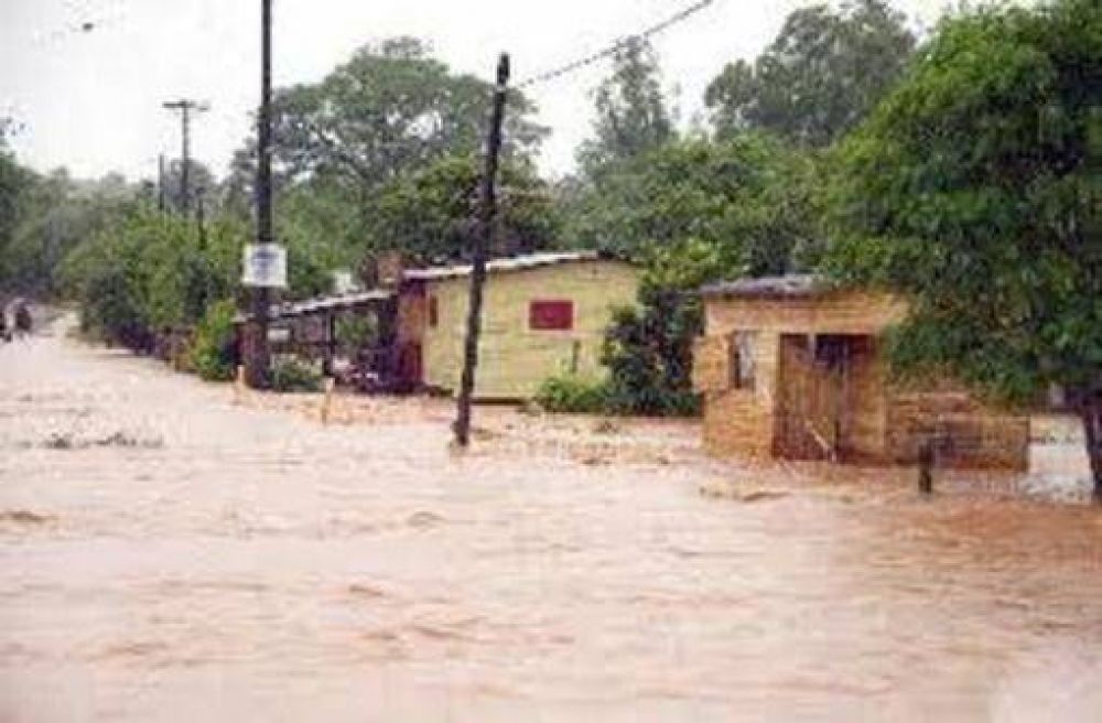 En Montecarlo, unas 200 personas fueron evacuadas por las inundaciones que produjo la lluvia