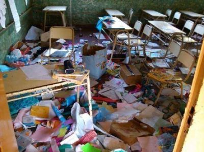 Sorprendieron a dos j�venes que destrozaban una escuela