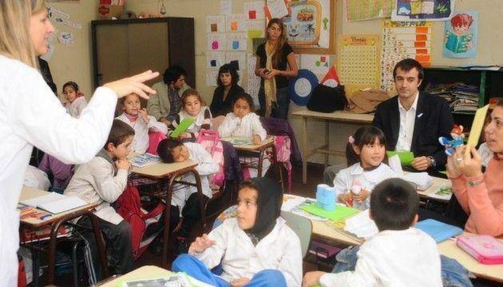 Quince escuelas porte�as atender�n reclamos por vacantes