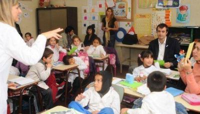 Quince escuelas porte�as atender�n reclamos por vacantes