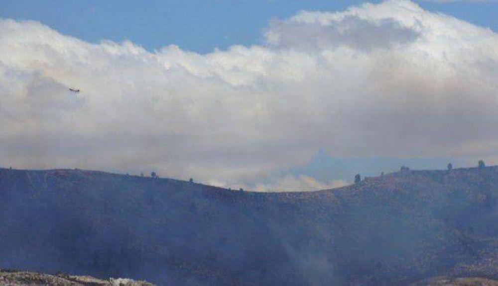 Por aire y tierra combaten el incendio detrs de San Andrs de la Sierra