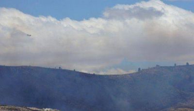 Por aire y tierra combaten el incendio detrs de San Andrs de la Sierra