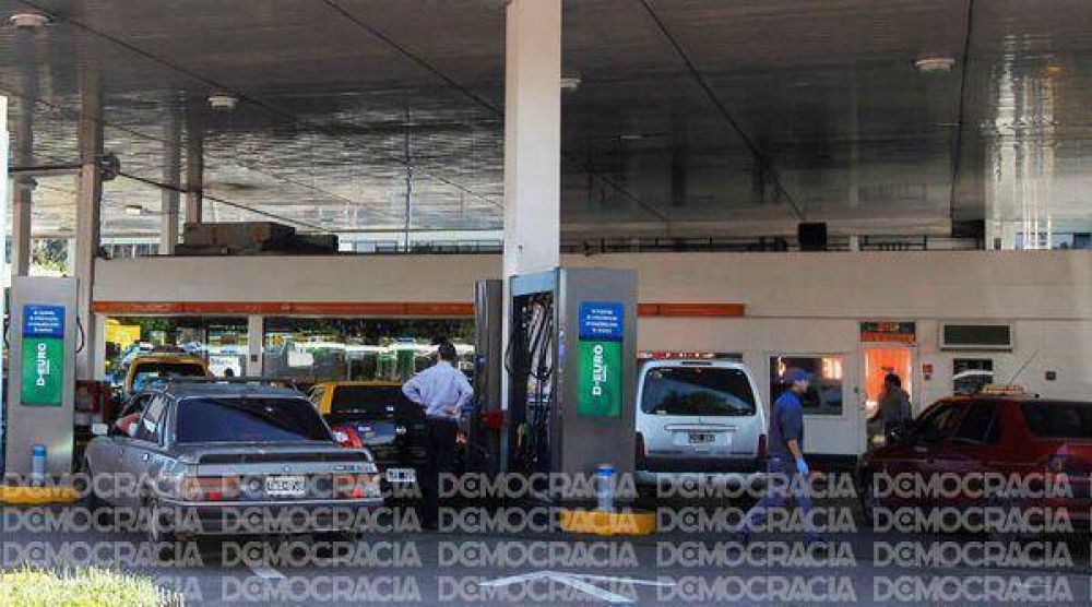No se cobra la tasa de combustible, pero hubo un fuerte incremento de las naftas