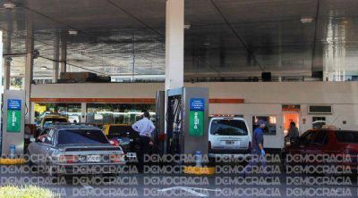 No se cobra la tasa de combustible, pero hubo un fuerte incremento de las naftas
