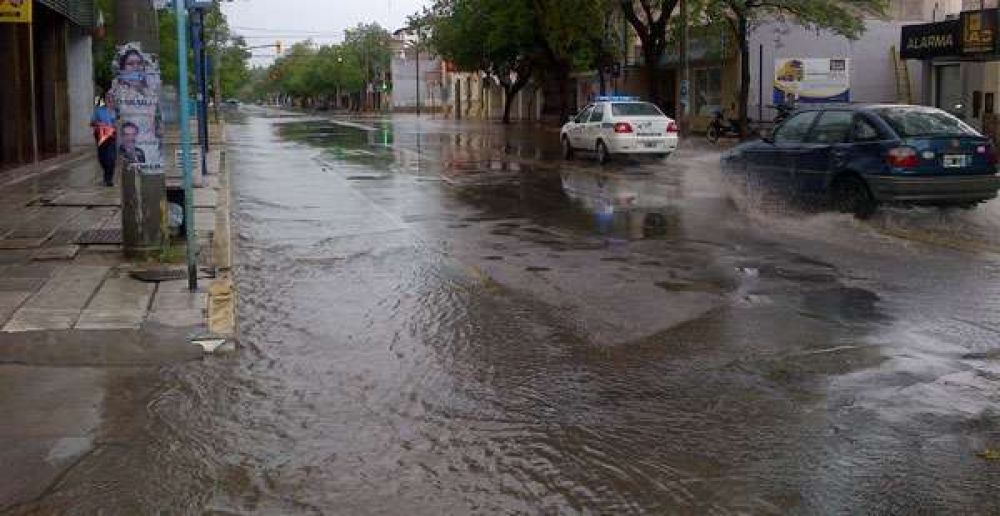 Unos 20 mil�metros de agua cayeron en la Capital
