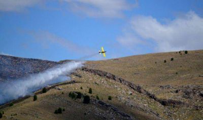 Por aire y tierra combaten el incendio detrás de San Andrés de la Sierra