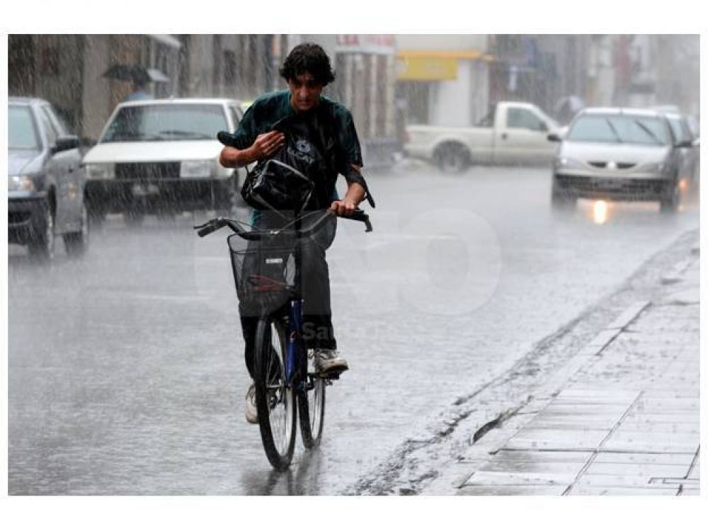 Con la lluvia lleg� el alivio y la temperatura descendi� m�s de 20 grados
