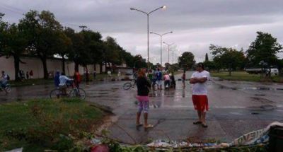 Vecinos de Barranquitas reclaman por falta de luz