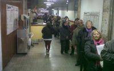 Por ley, la atenci�n al p�blico en Salta no podr� superar los 30 minutos