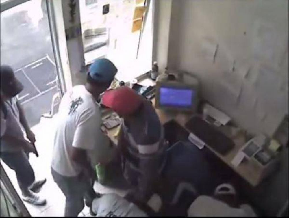 C�maras de seguridad: as� asaltaron una estaci�n de servicio en Bella Vista
