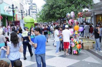 Los ambulantes le vuelven a ganar a Alperovich: se quedan en el centro