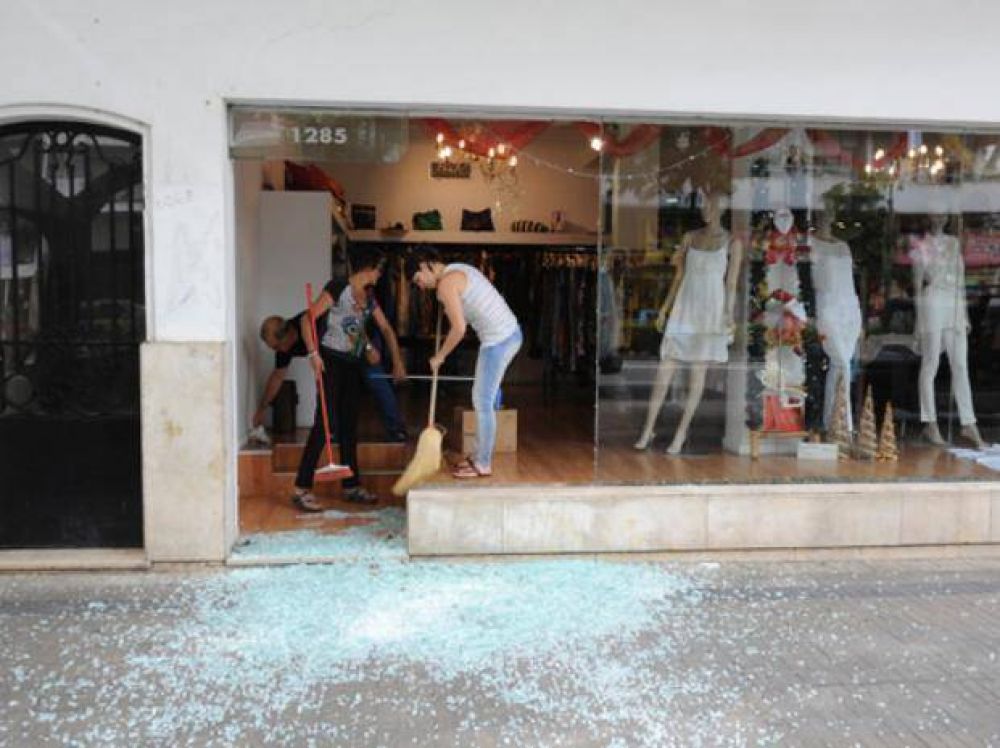 En un raid vand�lico destruyen las vidrieras de seis comercios
