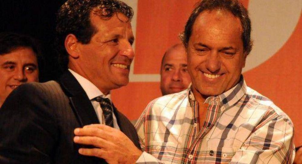 Curuchet le complic� a Scioli el lanzamiento de la bola inaugural en Mar del Plata