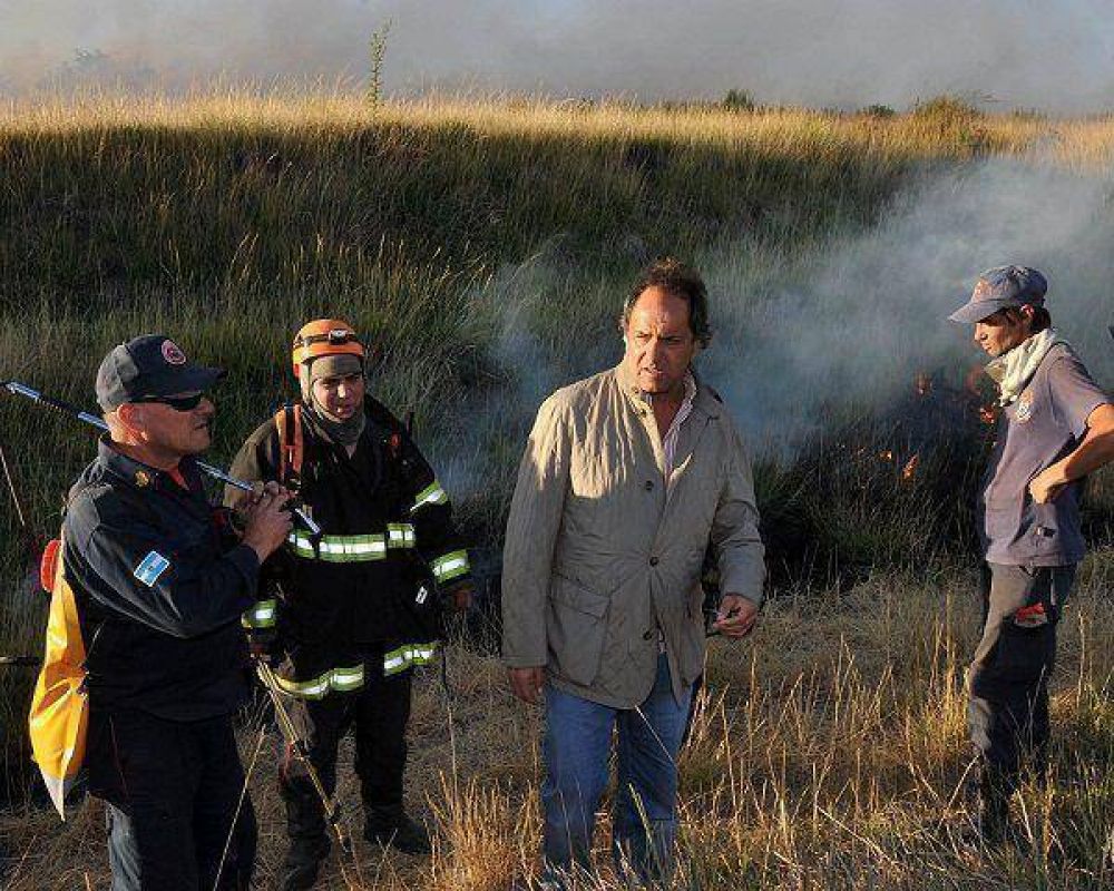 Scioli: "Es una prioridad controlar el fuego en la regi�n de Tornquist"