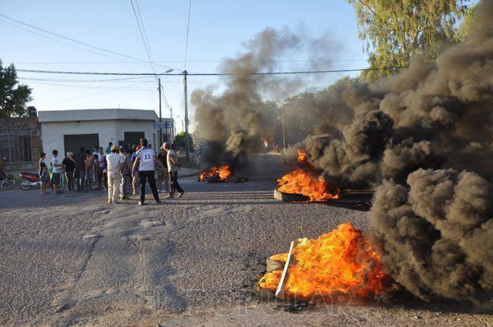 Vecinos cortaron las calles reclamando asfalto
