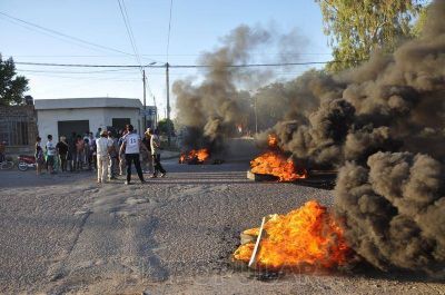 Vecinos cortaron las calles reclamando asfalto