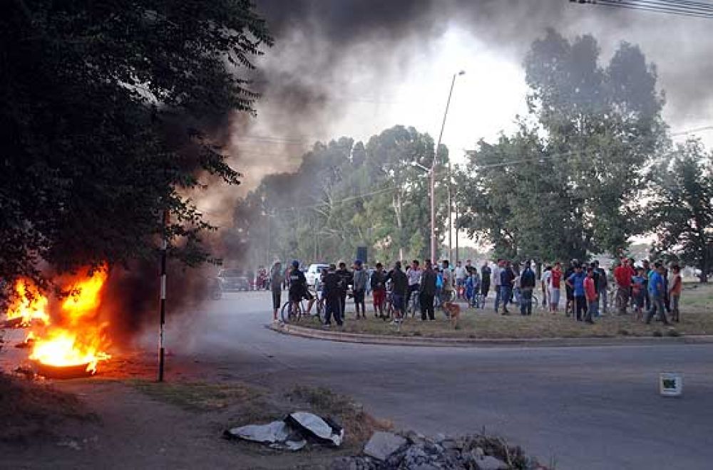 Piden asfalto y amenazan con impedir el inicio de los Corsos