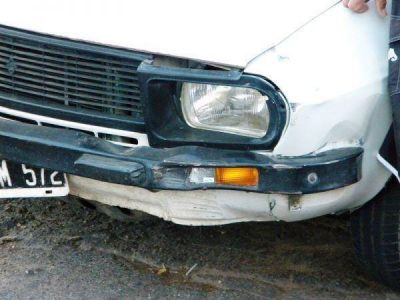Un accidente entre auto y moto | Motociclista abandona a su acompa�ante herida