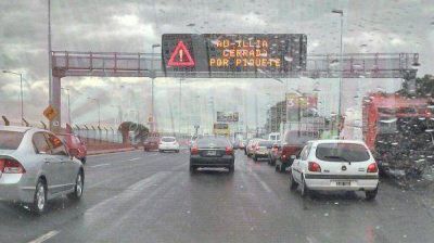 Vecinos de la Villa 31 mantienen el corte en autopista Illia por un reclamo