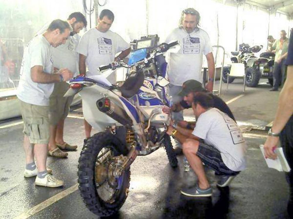 Belaustegui paso las verificaciones de la moto y ya esta preparado para la largada