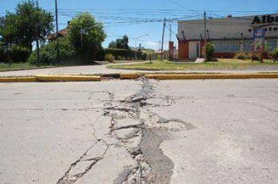 Calles agrietadas y asfalto levantado en distintas zonas de la ciudad a ra�z de las altas temperaturas