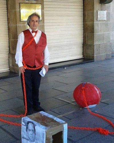 TRABAJADOR DESPEDIDO DEL CASINO SIGUE ENCADENADO