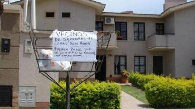 En Lomas de Taf� los vecinos ayudan a quienes llevan semanas sin agua