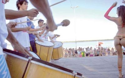 Las batucadas de las comparsas locales anticiparon el carnaval