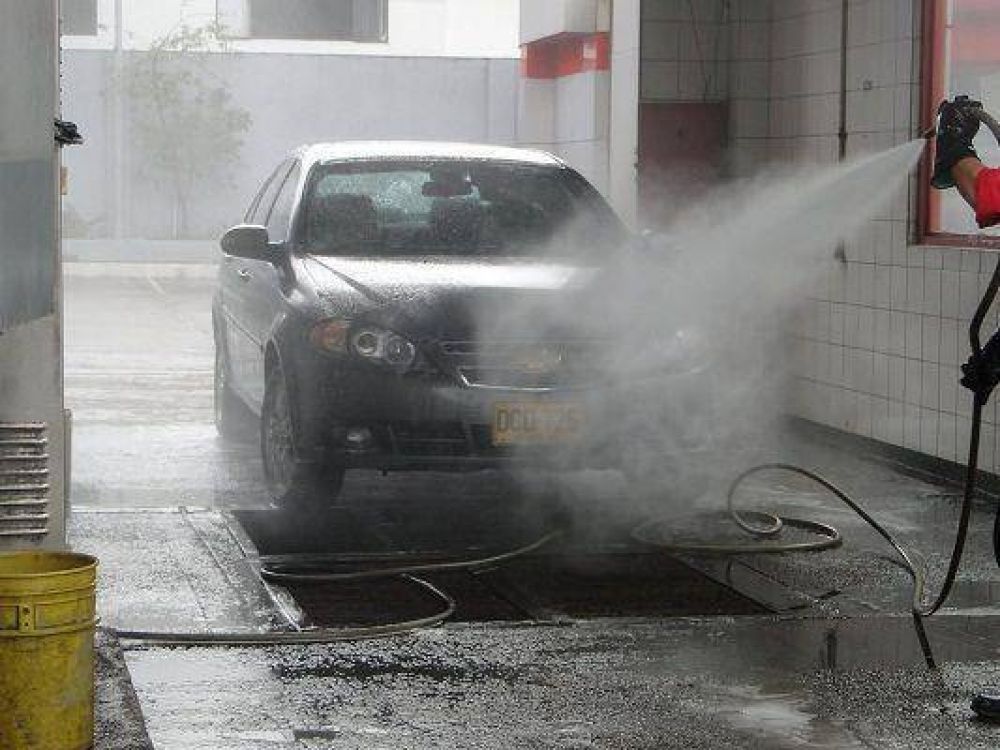 Autorizan el lavado de veredas y el funcionamiento de lavaderos de autos