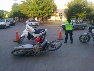 Dos motos chocaron en el centro y uno de los conductores se escap�