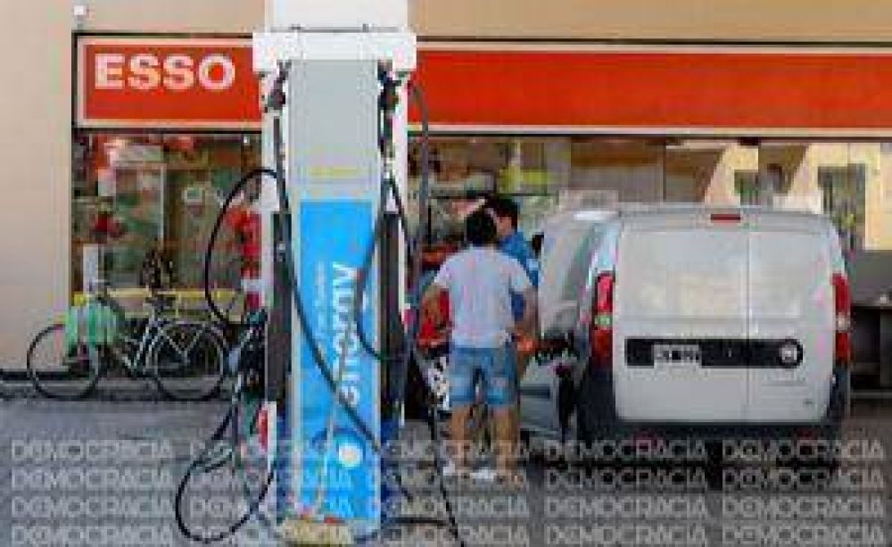 Tasa a los combustibles: las estaciones YPF ahora cobran 12 centavos por litro