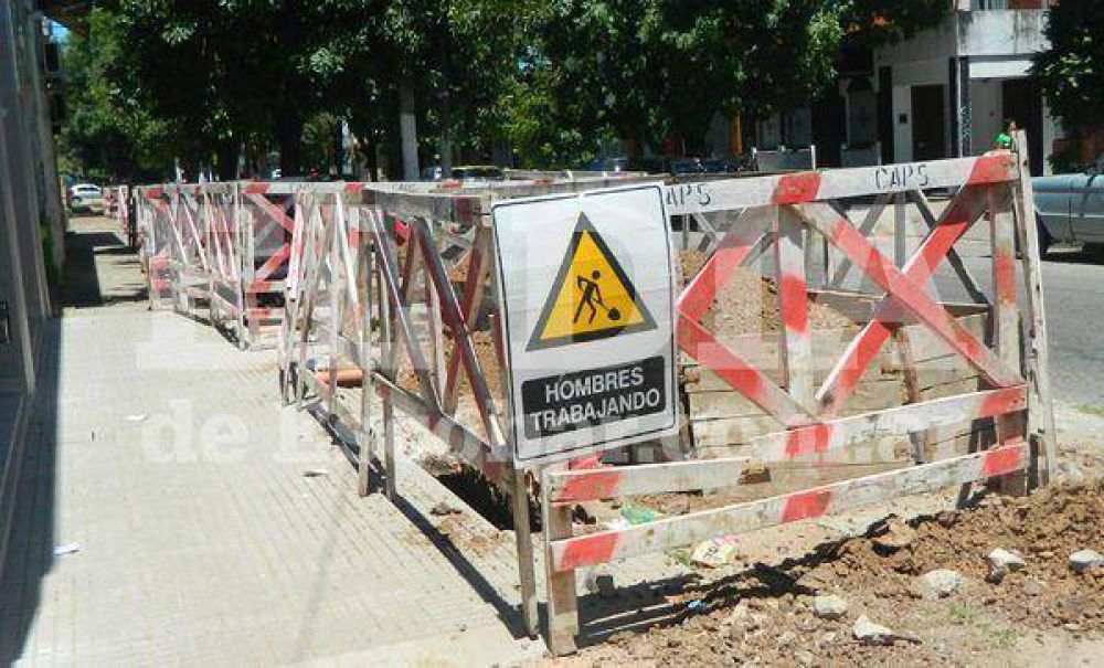 Varias calles de la ciudad tienen sus veredas rotas por una obra de Edenor