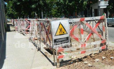 Varias calles de la ciudad tienen sus veredas rotas por una obra de Edenor