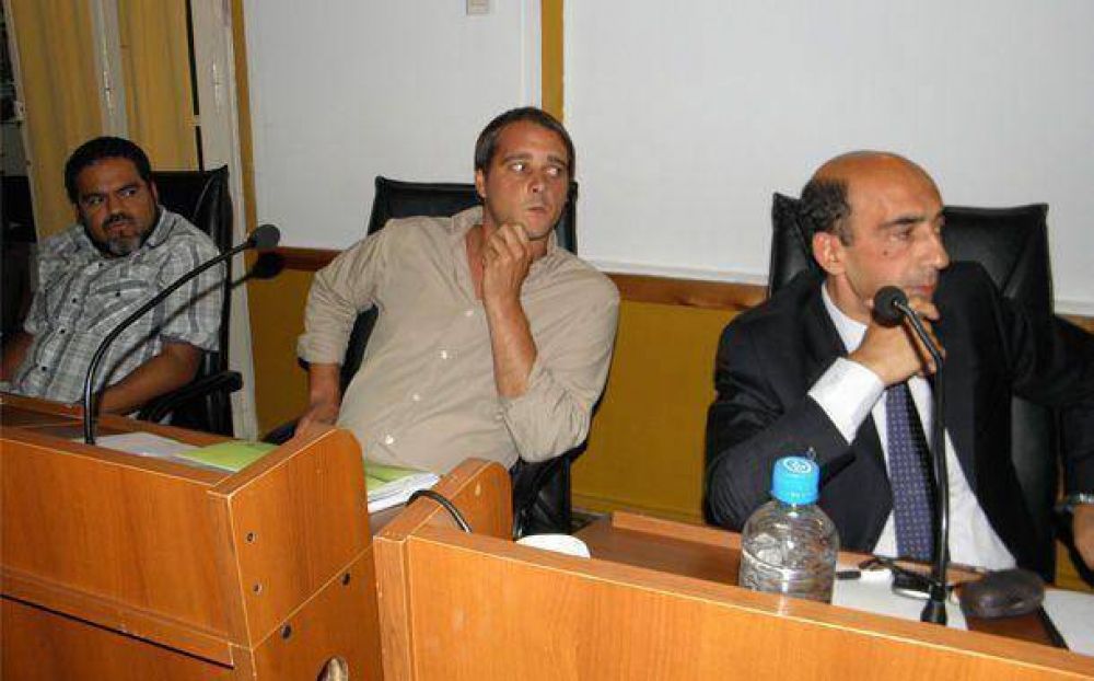 Concejales opositores analizan ir a la Justicia para que se d� marcha atr�s con la suba de colectivos