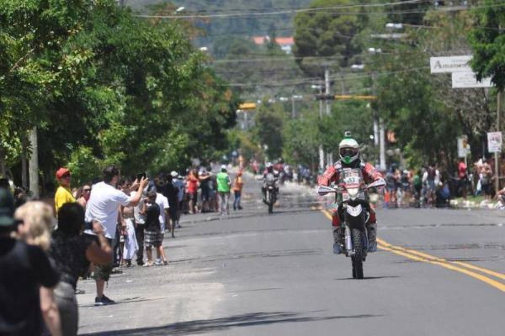 Una multitud de fan�ticos acompa�� la caravana del Dakar en San Luis