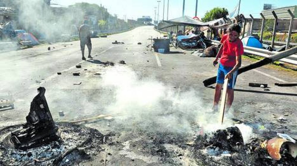 Sigue el corte en la Illia y ni siquiera hay orden de desalojo