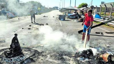 Sigue el corte en la Illia y ni siquiera hay orden de desalojo