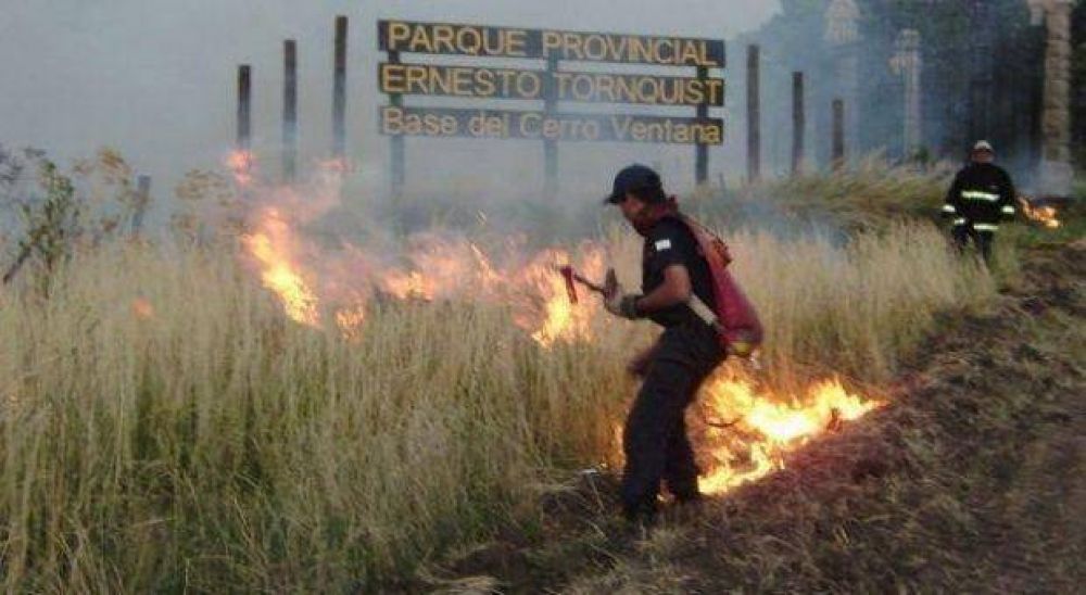 Desde Provincia afirman que "se logr� contener" el incendio en Tornquist, aunque piden cautela