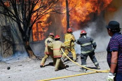 Precaria vivienda se incendia y peligra una casa lindera