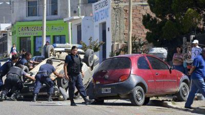 Volc� luego de chocar dos autos estacionados