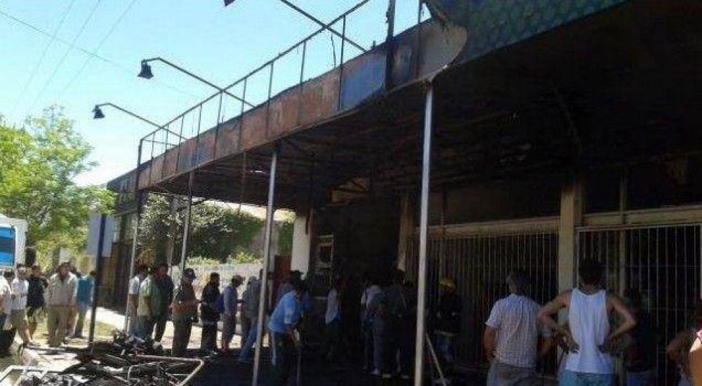 El fuego consumi� parte de un supermercado en Villa �ngela