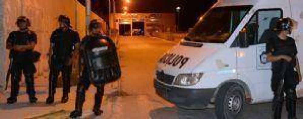 Desalojaron el CAM a la madrugada y enfermeros escracharon la casa del ministro Gutierrez