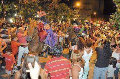 Cientos de ni�os se emocionaron y recibieron regalos de los Reyes Magos