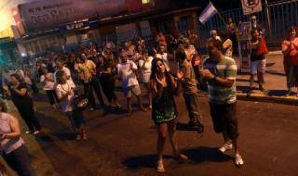 Vecinos sin luz hace 10 d�as protestaron en Lan�s
