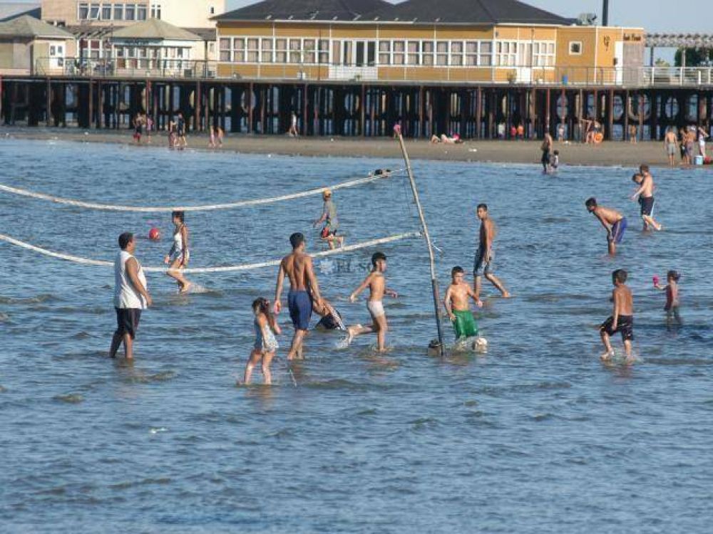 Una multitud se acerc� a disfrutar de la ribera local