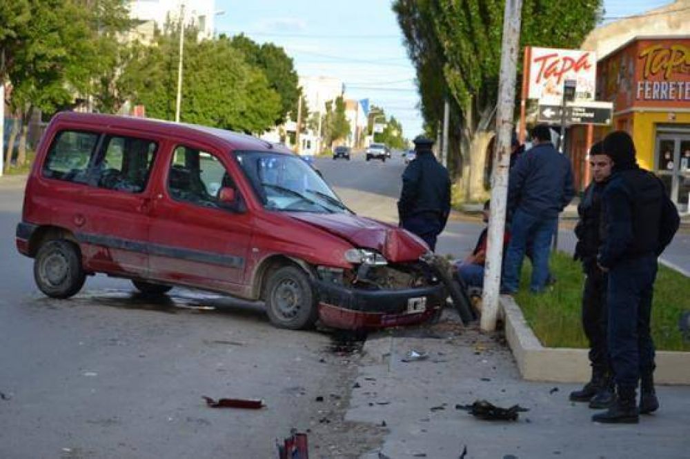Perdi� el control del rodado y derrib� un sem�foro